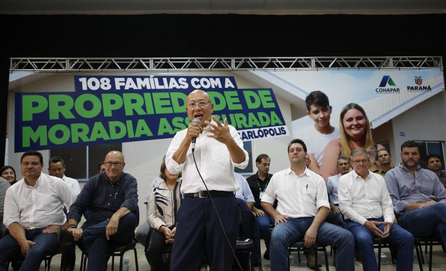 Governador entrega 108 títulos de imóveis em Carlópolis