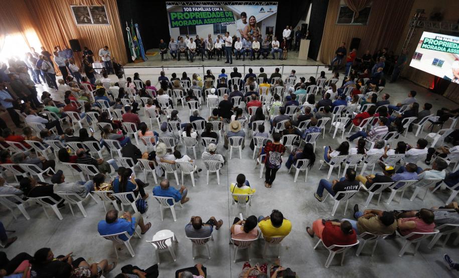 Governador entrega 108 títulos de imóveis em Carlópolis
