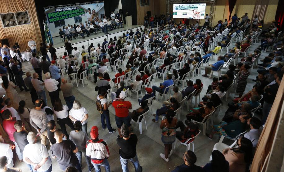 Governador entrega 108 títulos de imóveis em Carlópolis
