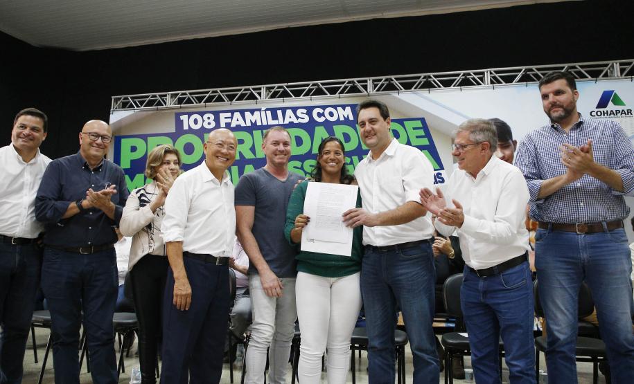 Governador entrega 108 títulos de imóveis em Carlópolis
