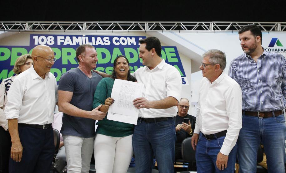 Governador entrega 108 títulos de imóveis em Carlópolis