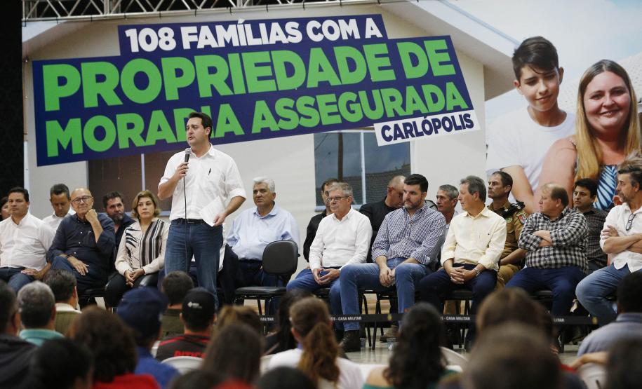 Governador entrega 108 títulos de imóveis em Carlópolis