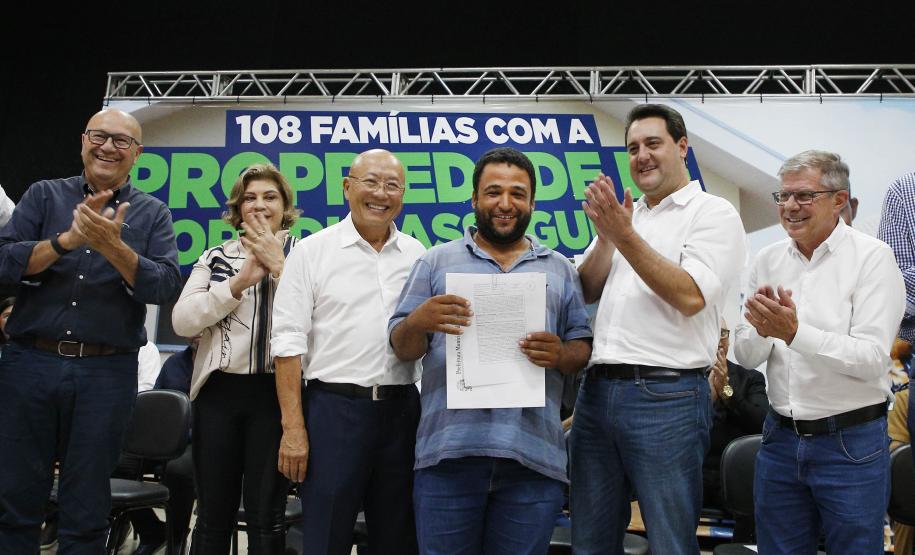 Governador entrega 108 títulos de imóveis em Carlópolis
