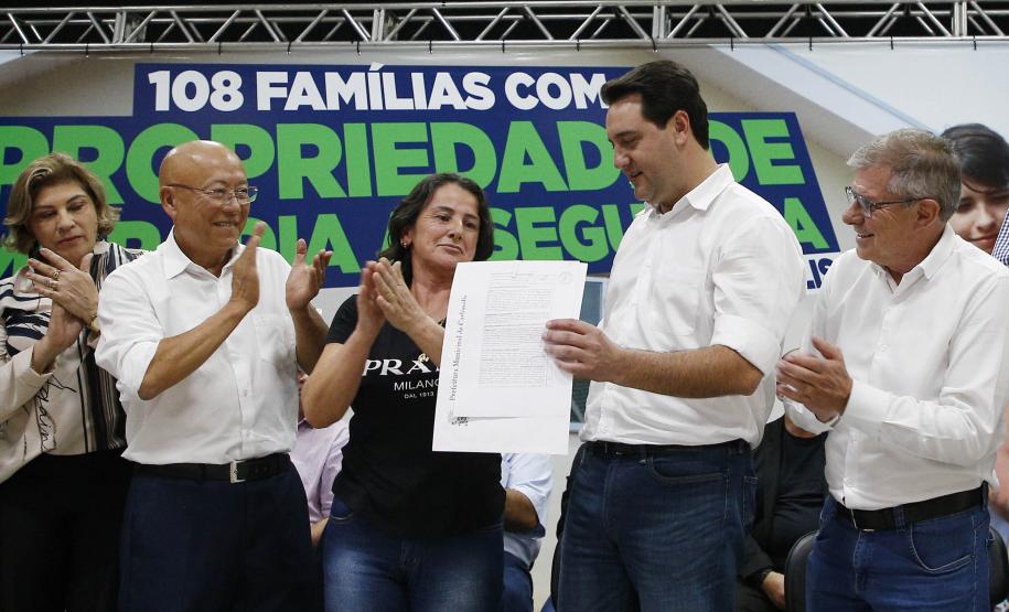 Governador entrega 108 títulos de imóveis em Carlópolis