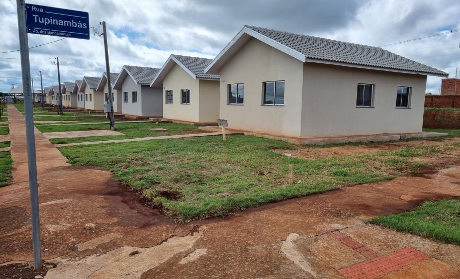 Governador entrega chaves da casa a 33 famílias de Juranda e projeta novas moradias na cidade