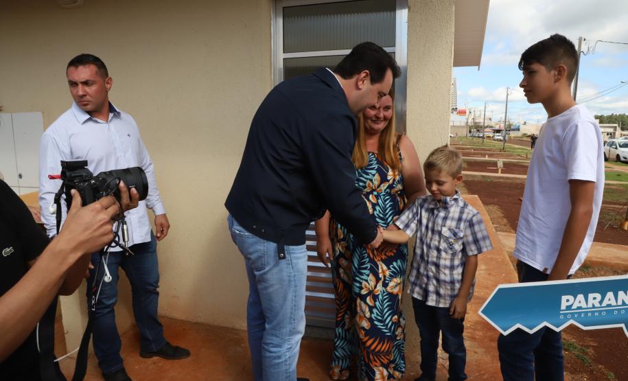 Governador entrega chaves da casa a 33 famílias de Juranda e projeta novas moradias na cidade