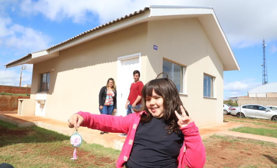 Governador entrega chaves da casa a 33 famílias de Juranda e projeta novas moradias na cidade