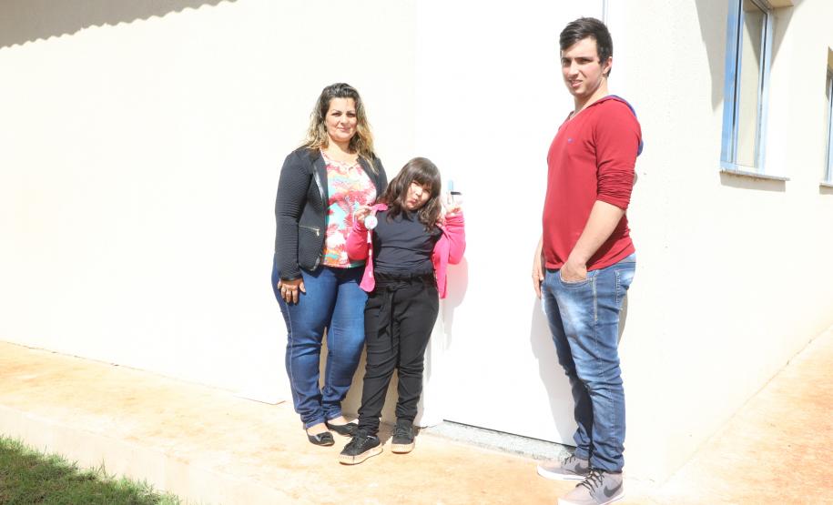 Governador entrega chaves da casa a 33 famílias de Juranda e projeta novas moradias na cidade