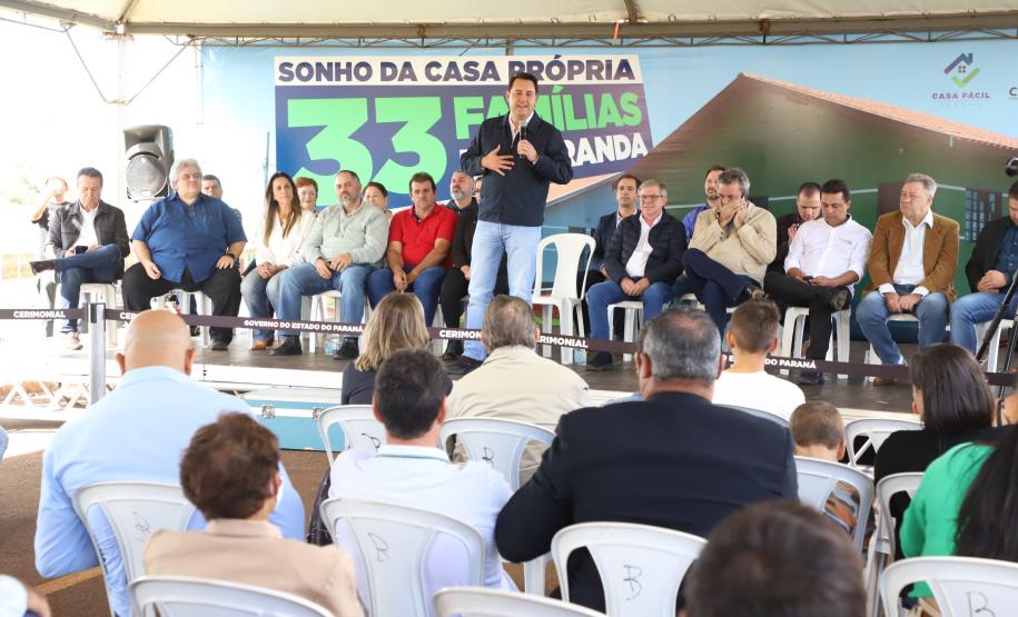 Governador entrega chaves da casa a 33 famílias de Juranda e projeta novas moradias na cidade