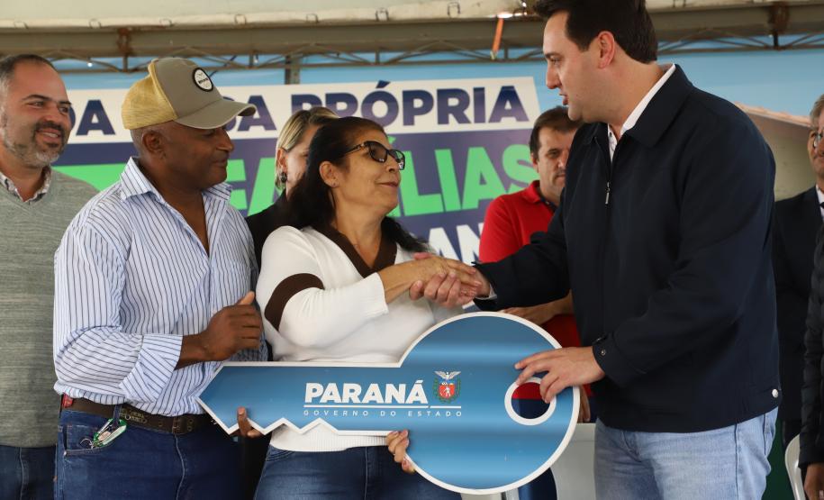 Governador entrega chaves da casa a 33 famílias de Juranda e projeta novas moradias na cidade