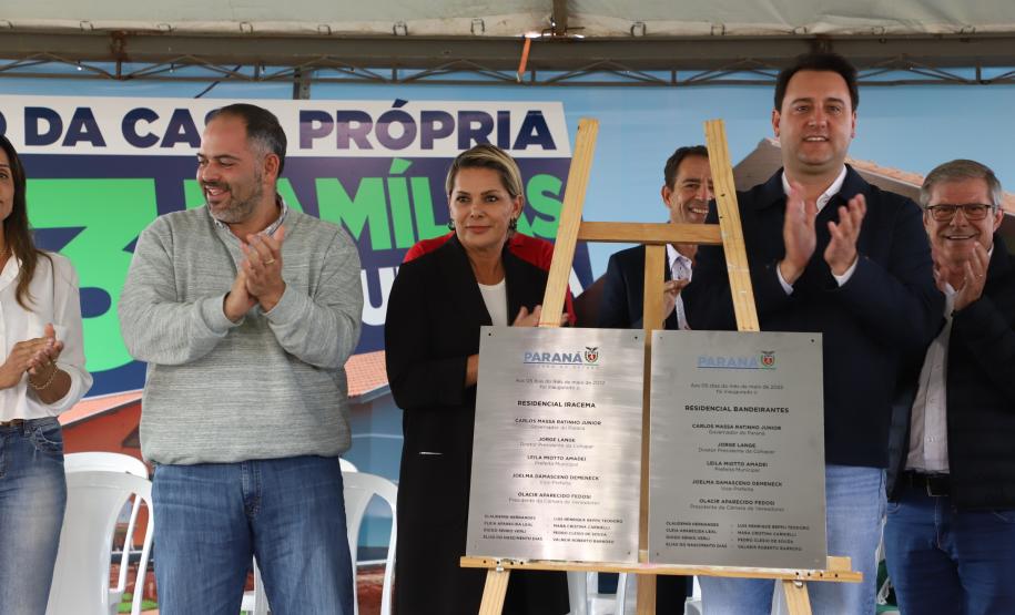Governador entrega chaves da casa a 33 famílias de Juranda e projeta novas moradias na cidade