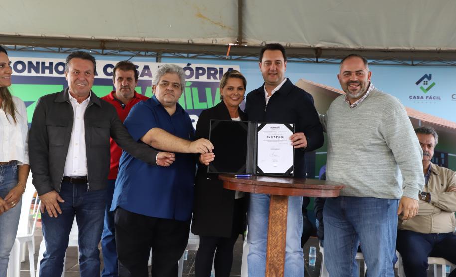 Governador entrega chaves da casa a 33 famílias de Juranda e projeta novas moradias na cidade