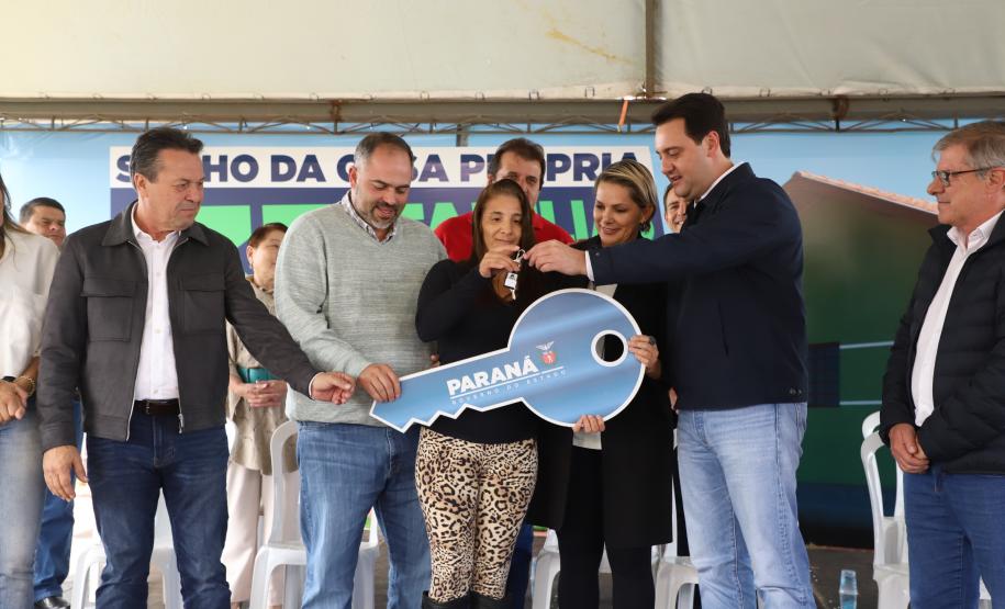 Governador entrega chaves da casa a 33 famílias de Juranda e projeta novas moradias na cidade