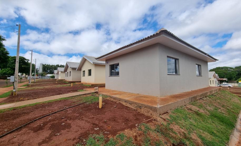 Governador entrega chaves da casa a 33 famílias de Juranda e projeta novas moradias na cidade
