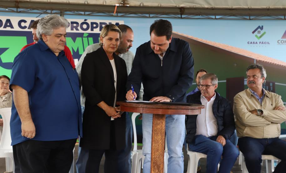 Governador entrega chaves da casa a 33 famílias de Juranda e projeta novas moradias na cidade