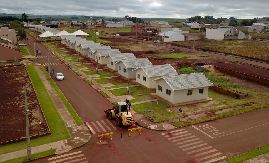 Governador entrega chaves da casa a 33 famílias de Juranda e projeta novas moradias na cidade