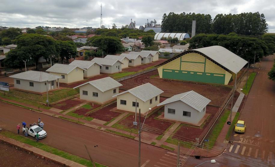 Governador entrega chaves da casa a 33 famílias de Juranda e projeta novas moradias na cidade