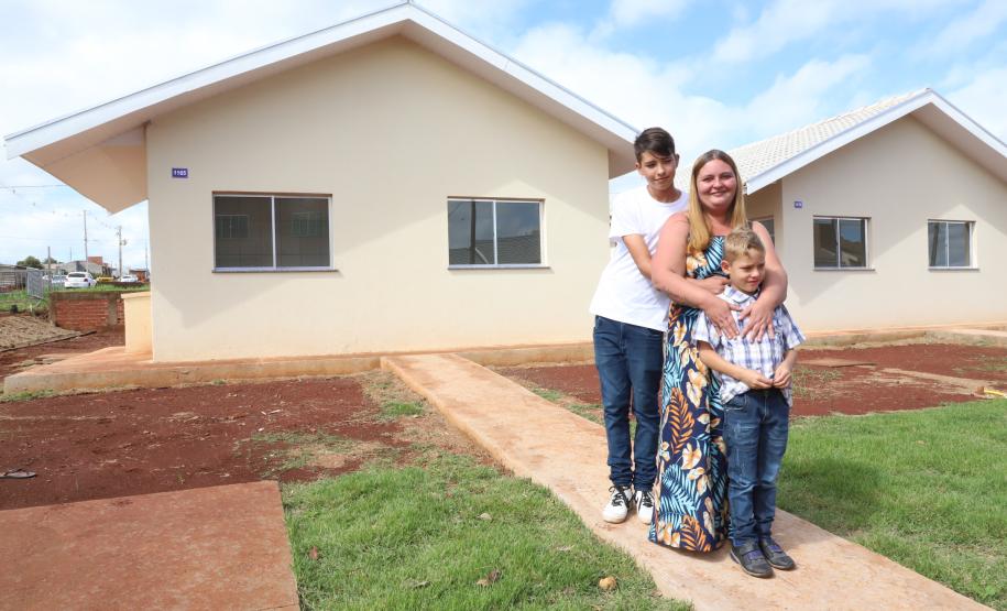 Governador entrega chaves da casa a 33 famílias de Juranda e projeta novas moradias na cidade