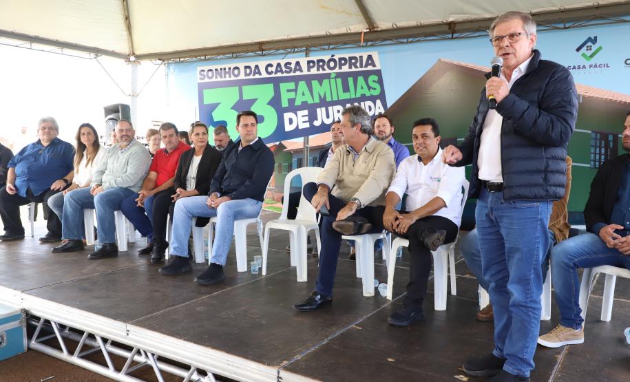 Governador entrega chaves da casa a 33 famílias de Juranda e projeta novas moradias na cidade