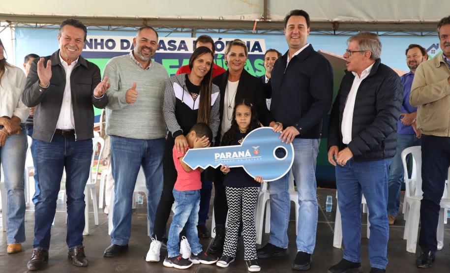 Governador entrega chaves da casa a 33 famílias de Juranda e projeta novas moradias na cidade