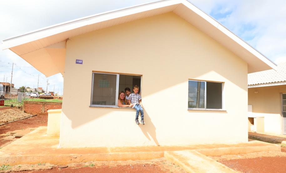 Governador entrega chaves da casa a 33 famílias de Juranda e projeta novas moradias na cidade