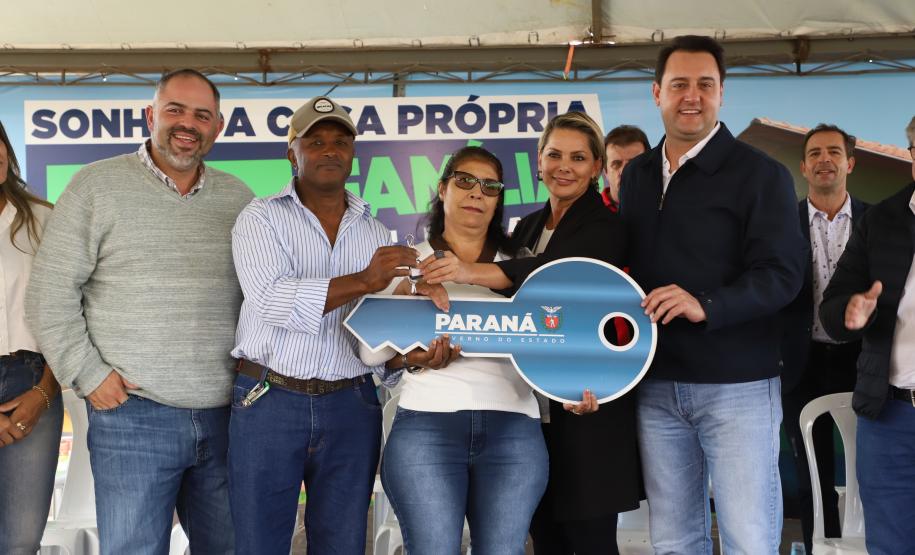Governador entrega chaves da casa a 33 famílias de Juranda e projeta novas moradias na cidade