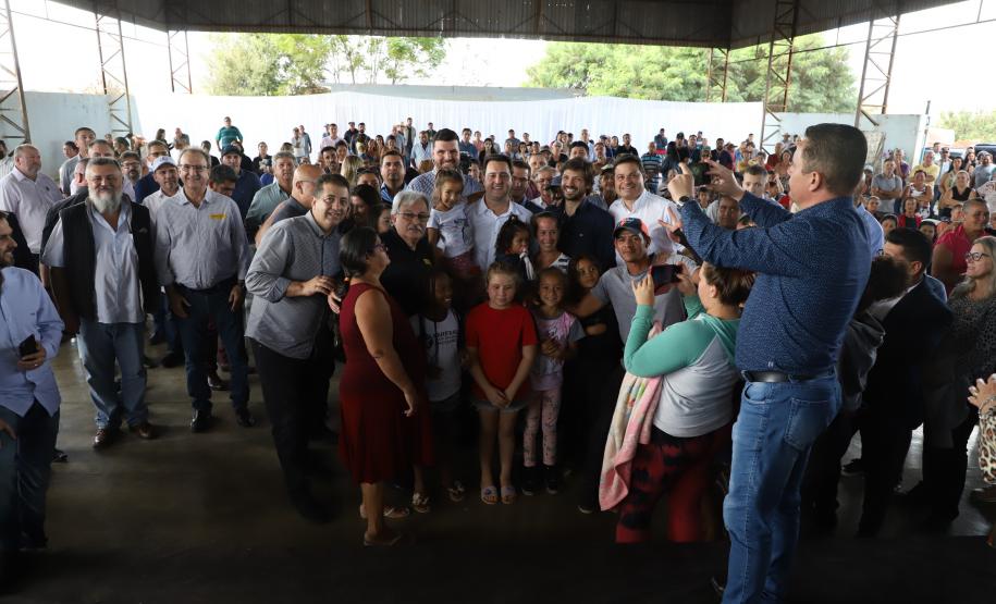 Governador entrega títulos de propriedade a 131 famílias de Ribeirão do Pinhal