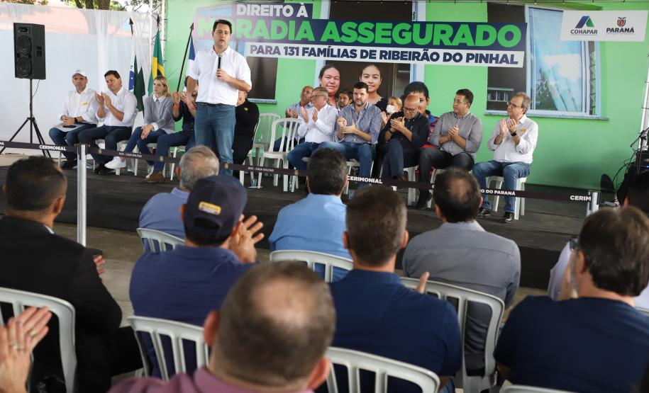Governador entrega títulos de propriedade a 131 famílias de Ribeirão do Pinhal