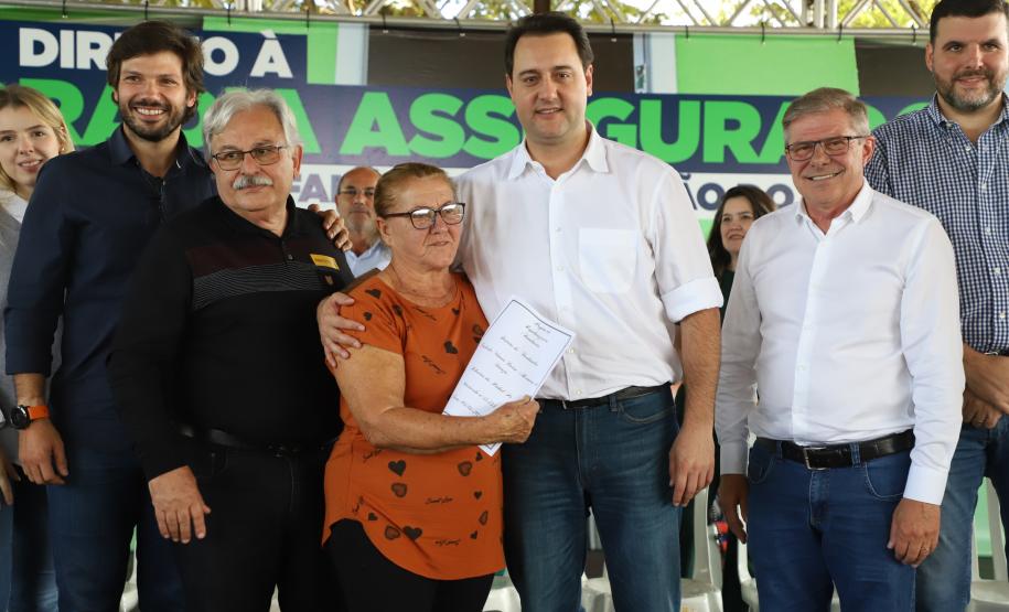 Governador entrega títulos de propriedade a 131 famílias de Ribeirão do Pinhal