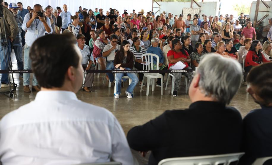 Governador entrega títulos de propriedade a 131 famílias de Ribeirão do Pinhal