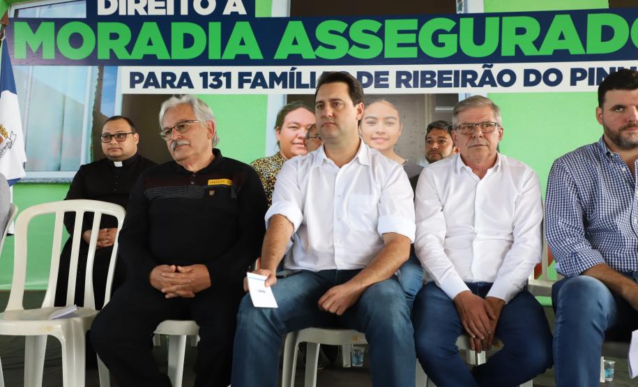 Governador entrega títulos de propriedade a 131 famílias de Ribeirão do Pinhal