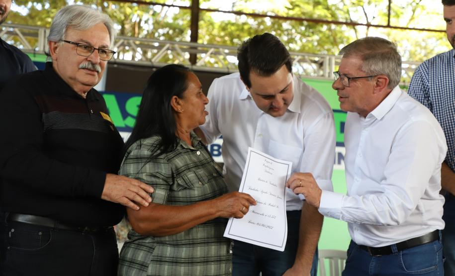 Governador entrega títulos de propriedade a 131 famílias de Ribeirão do Pinhal