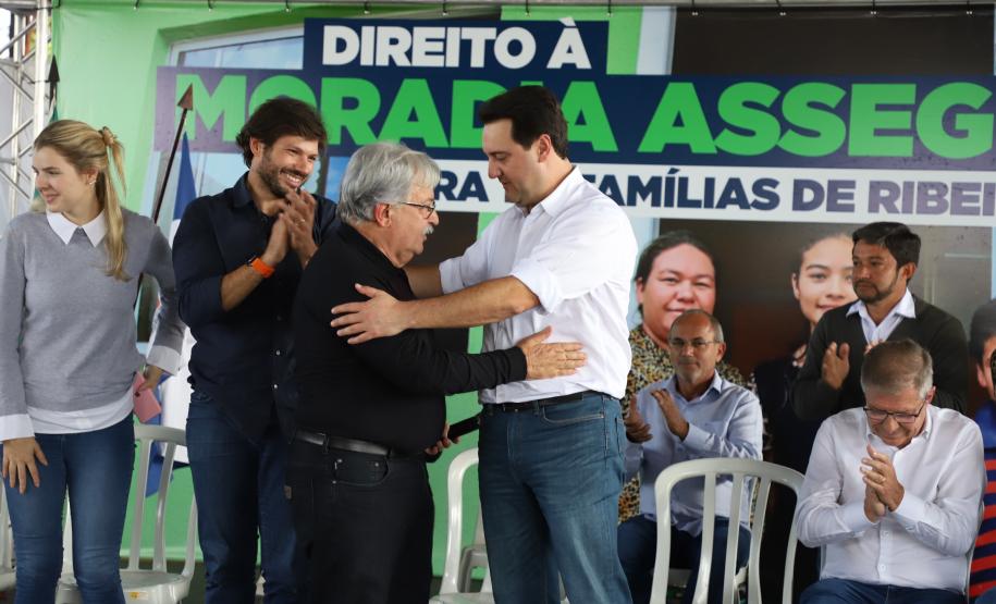 Governador entrega títulos de propriedade a 131 famílias de Ribeirão do Pinhal