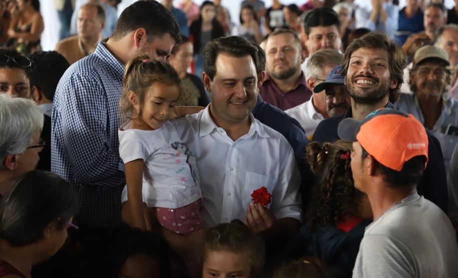 Governador entrega títulos de propriedade a 131 famílias de Ribeirão do Pinhal