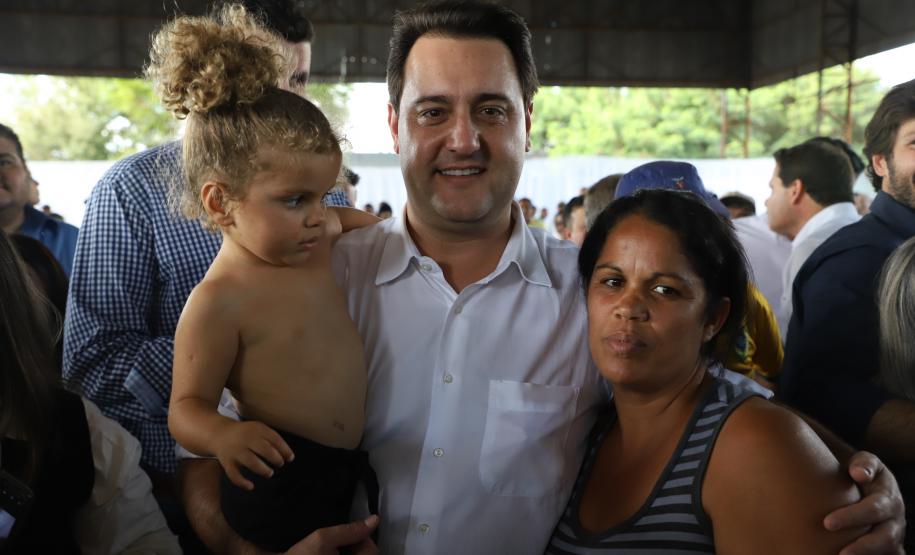 Governador entrega títulos de propriedade a 131 famílias de Ribeirão do Pinhal