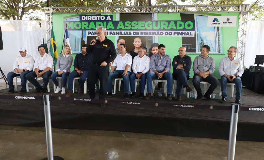 Governador entrega títulos de propriedade a 131 famílias de Ribeirão do Pinhal