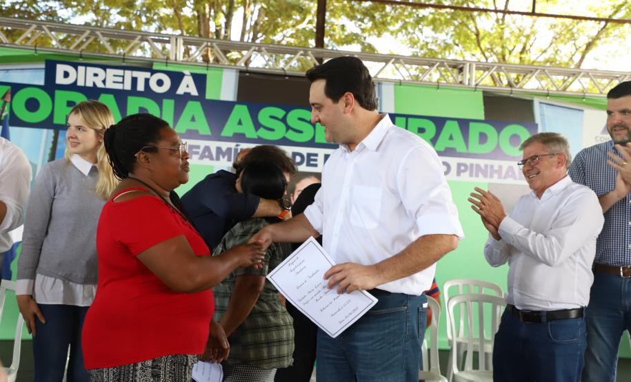 Governador entrega títulos de propriedade a 131 famílias de Ribeirão do Pinhal