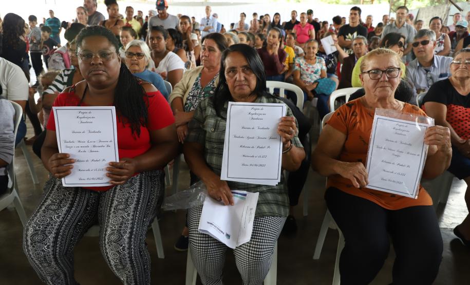 Governador entrega títulos de propriedade a 131 famílias de Ribeirão do Pinhal