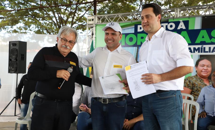 Governador entrega títulos de propriedade a 131 famílias de Ribeirão do Pinhal