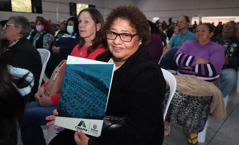 Governador entrega títulos de propriedade a 254 famílias