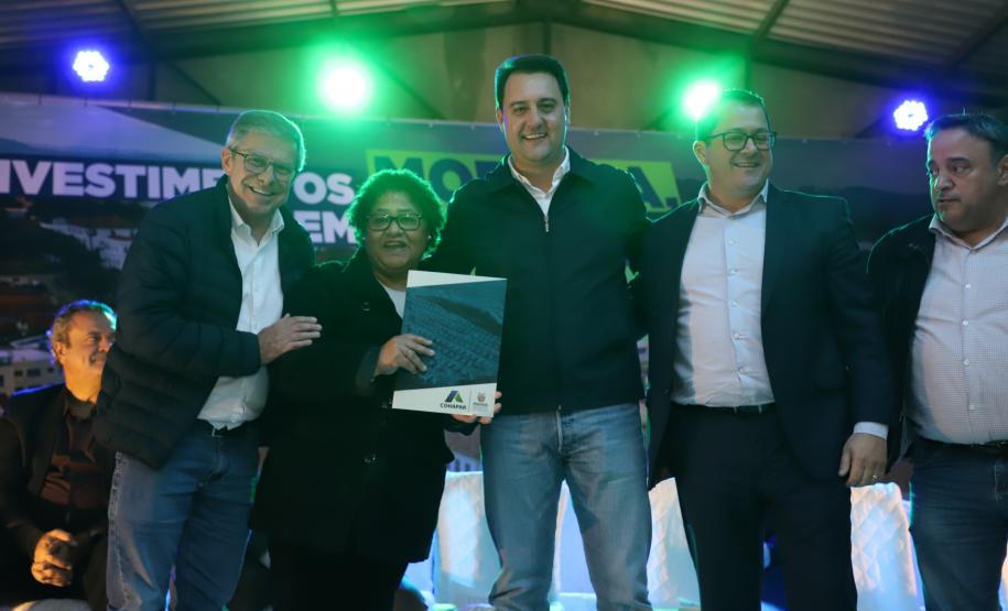 Governador entrega títulos de propriedade a 254 famílias