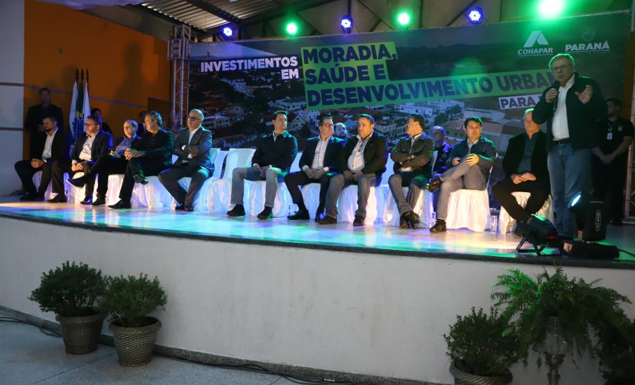 Governador entrega títulos de propriedade a 254 famílias