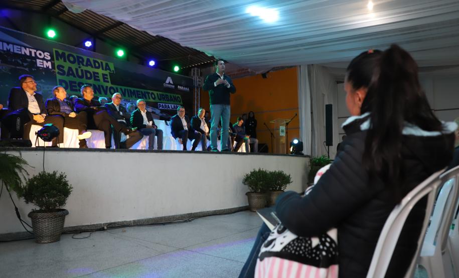 Governador entrega títulos de propriedade a 254 famílias