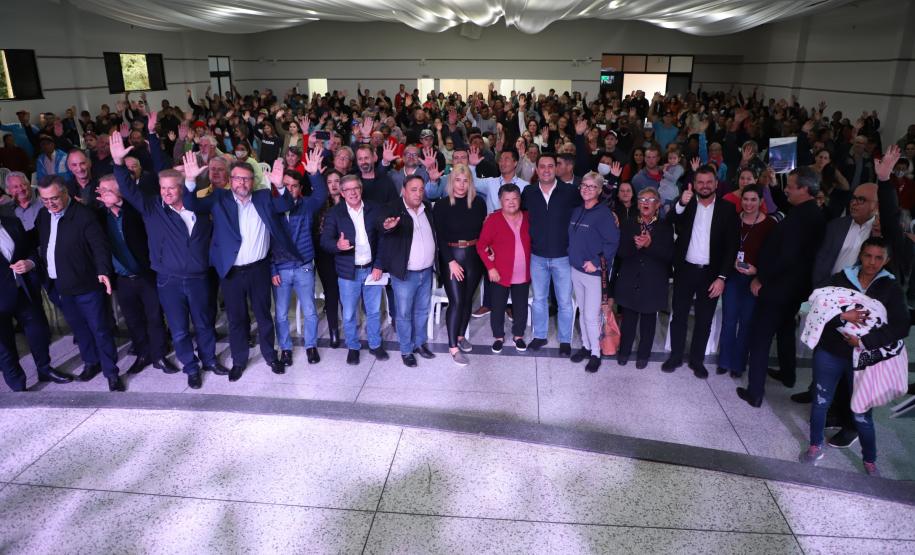 Governador entrega títulos de propriedade a 254 famílias