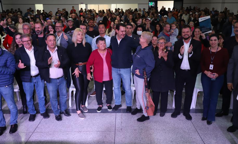 Governador entrega títulos de propriedade a 254 famílias