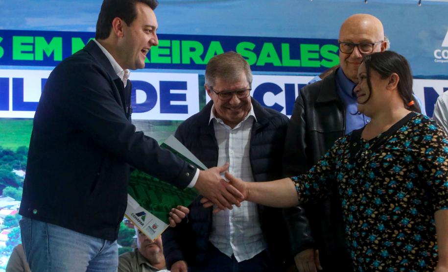 Governador entrega títulos de regularização fundiária a 52 famílias de Moreira Sales