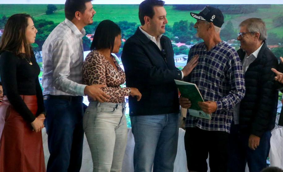 Governador entrega títulos de regularização fundiária a 52 famílias de Moreira Sales