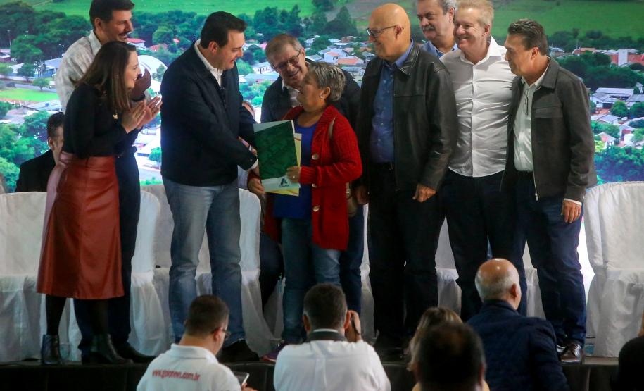 Governador entrega títulos de regularização fundiária a 52 famílias de Moreira Sales