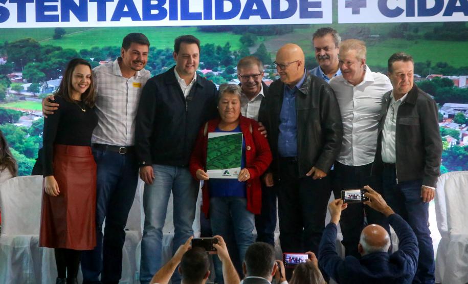 Governador entrega títulos de regularização fundiária a 52 famílias de Moreira Sales