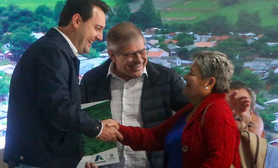 Governador entrega títulos de regularização fundiária a 52 famílias de Moreira Sales